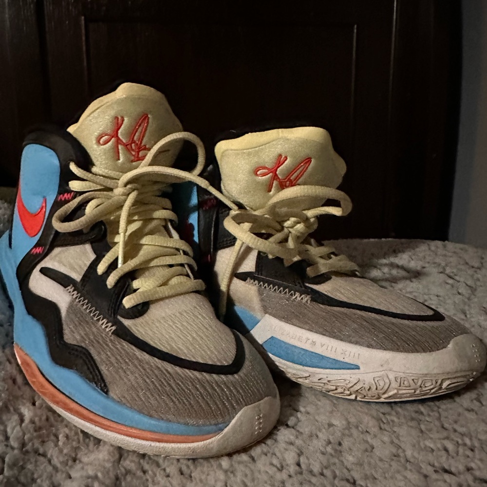 Kyree Nike female shoes